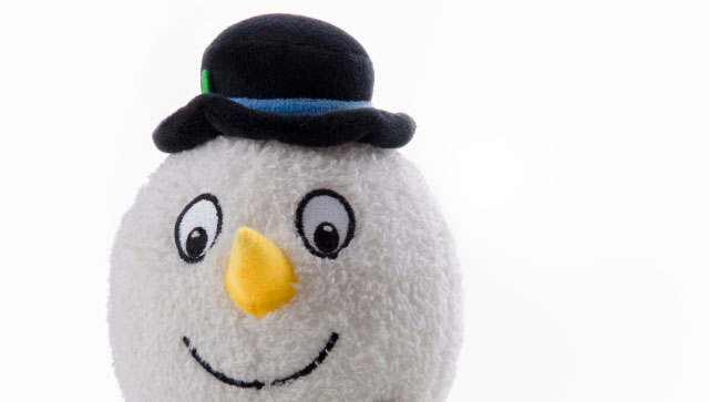 Detail vánoční hračky. JK ANIMALS, plyšová sněhová koule X-Mas, 15 cm, plyšová pískací vánoční hračka pro psy.