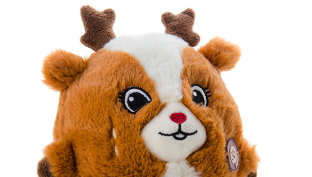 Detail vánoční hračky. JK ANIMALS, plyšová koule sob X-Mas, 19 cm, plyšová pískací vánoční hračka pro psy.