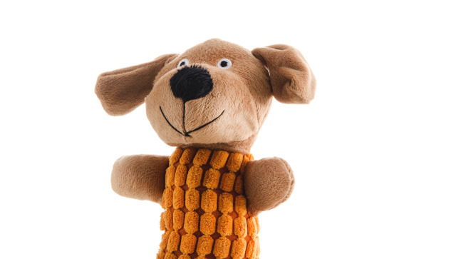 Detail hračky. JK ANIMALS, plyšový psík Long, dlhá plyšová pískacia hračka pre psov, 28 cm.