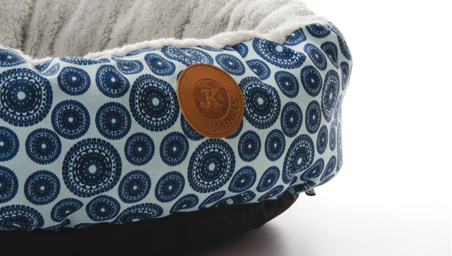 Fotografie potahu pelíšku. JK ANIMALS, pelíšek Ring, pohodlný pelíšek pro psy, modré kruhy, 60×14 cm.