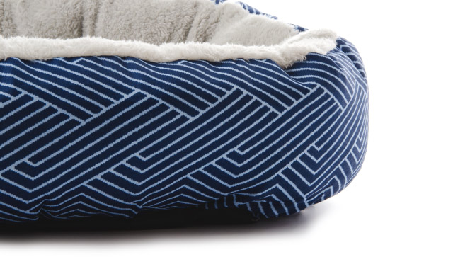 Fotografie potahu pelíšku. JK ANIMALS, pelíšek Ring, pohodlný pelíšek pro psy, modré proužky, 60×14 cm.