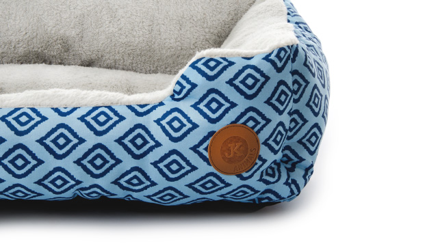 Fotografie poťahu pelechu. JK ANIMALS, pelech Blue, pohodlný pelech pre psov, modrý - karo, 61×49×17 cm.