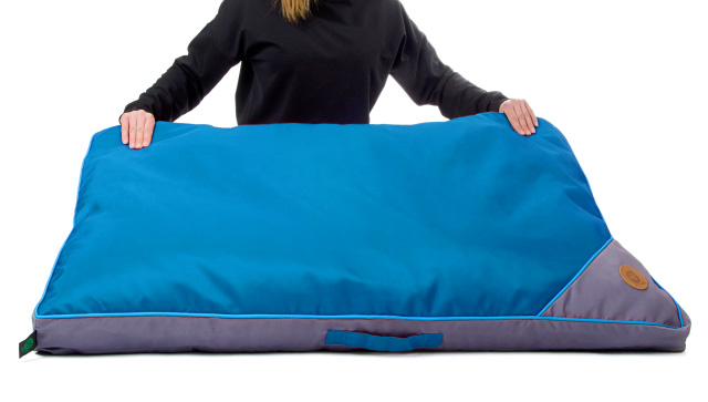 Fotografie povlečené matrace. Potah na matraci Slip-on L, modrý, 83 cm, voděodolný potah pro matraci. 