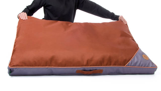 Fotografie povlečené matrace. JK ANIMALS, Potah na matraci Slip-on XL, hnědý, 110 cm, voděodolný potah pro matraci.