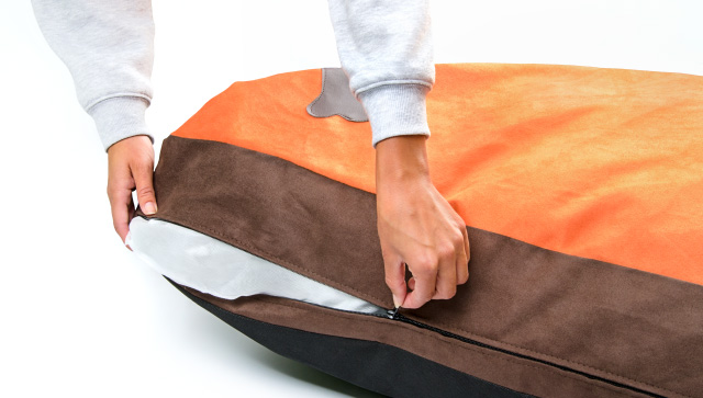 Fotografie svlékání potahu matrace. Matrace Bono XL, oranžovo-hnědá, 110 cm, vysoká matrace pro psy
