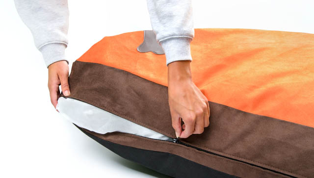 Fotografia navliekanie poťahu matrace. Poťah matrace Bono XL, oranžovo-hnedá, 110 cm, náhradný poťah pre matraci Bono.