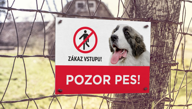 Fotografie tabulky na plotě. Plastová tabulka na plot "POZOR PES", zákaz vstupu!